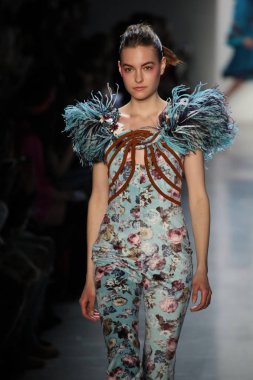 New York, Ny - Şubat 10: Manken pist oğlu Jung Wan için New York moda haftası sırasında yürür: gösterir Galerisi ben New York'ta 10 Şubat 2018 bahar stüdyolarında.