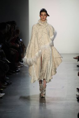 New York, Ny - Şubat 10: Manken pist oğlu Jung Wan için New York moda haftası sırasında yürür: gösterir Galerisi ben New York'ta 10 Şubat 2018 bahar stüdyolarında.