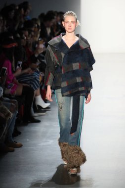 New York, Ny - Şubat 10: Manken pist oğlu Jung Wan için New York moda haftası sırasında yürür: gösterir Galerisi ben New York'ta 10 Şubat 2018 bahar stüdyolarında.