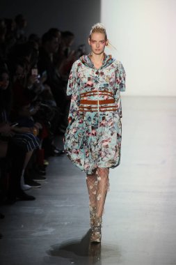 New York, Ny - Şubat 10: Manken pist oğlu Jung Wan için New York moda haftası sırasında yürür: gösterir Galerisi ben New York'ta 10 Şubat 2018 bahar stüdyolarında.