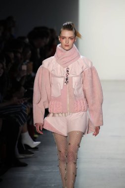 New York, Ny - Şubat 10: Manken pist oğlu Jung Wan için New York moda haftası sırasında yürür: gösterir Galerisi ben New York'ta 10 Şubat 2018 bahar stüdyolarında.