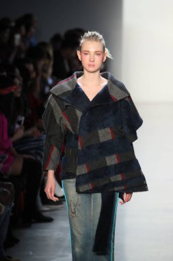 New York, Ny - Şubat 10: Manken pist oğlu Jung Wan için New York moda haftası sırasında yürür: gösterir Galerisi ben New York'ta 10 Şubat 2018 bahar stüdyolarında.