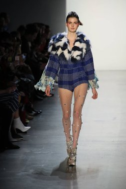 New York, Ny - Şubat 10: Manken pist oğlu Jung Wan için New York moda haftası sırasında yürür: gösterir Galerisi ben New York'ta 10 Şubat 2018 bahar stüdyolarında.