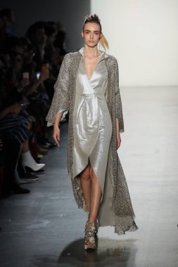 New York, Ny - Şubat 10: Manken pist oğlu Jung Wan için New York moda haftası sırasında yürür: gösterir Galerisi ben New York'ta 10 Şubat 2018 bahar stüdyolarında.