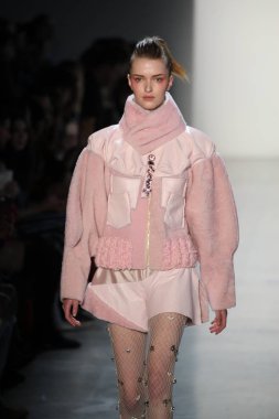 New York, Ny - Şubat 10: Manken pist oğlu Jung Wan için New York moda haftası sırasında yürür: gösterir Galerisi ben New York'ta 10 Şubat 2018 bahar stüdyolarında.