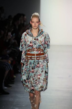 New York, Ny - Şubat 10: Manken pist oğlu Jung Wan için New York moda haftası sırasında yürür: gösterir Galerisi ben New York'ta 10 Şubat 2018 bahar stüdyolarında.