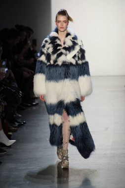 New York, Ny - Şubat 10: Manken pist oğlu Jung Wan için New York moda haftası sırasında yürür: gösterir Galerisi ben New York'ta 10 Şubat 2018 bahar stüdyolarında.