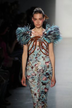 New York, Ny - Şubat 10: Manken pist oğlu Jung Wan için New York moda haftası sırasında yürür: gösterir Galerisi ben New York'ta 10 Şubat 2018 bahar stüdyolarında.