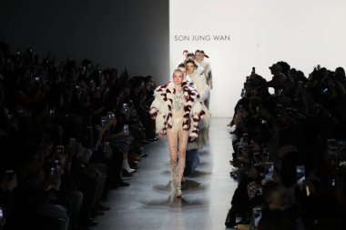 New York, Ny - Şubat 10: Modelleri yürüyüş pist final için oğlu Jung Wan New York moda haftası sırasında: gösterir Galerisi ben New York'ta 10 Şubat 2018 bahar stüdyolarında.