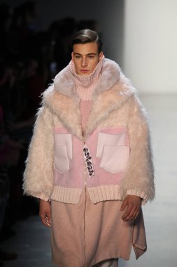 New York, Ny - Şubat 10: Manken pist oğlu Jung Wan için New York moda haftası sırasında yürür: gösterir Galerisi ben New York'ta 10 Şubat 2018 bahar stüdyolarında.