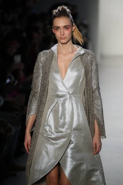 New York, Ny - Şubat 10: Manken pist oğlu Jung Wan için New York moda haftası sırasında yürür: gösterir Galerisi ben New York'ta 10 Şubat 2018 bahar stüdyolarında.