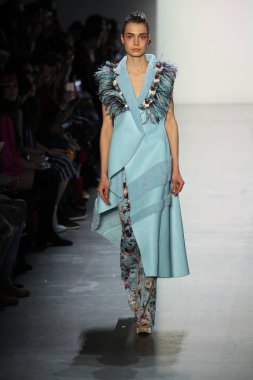 New York, Ny - Şubat 10: Manken pist oğlu Jung Wan için New York moda haftası sırasında yürür: gösterir Galerisi ben New York'ta 10 Şubat 2018 bahar stüdyolarında.