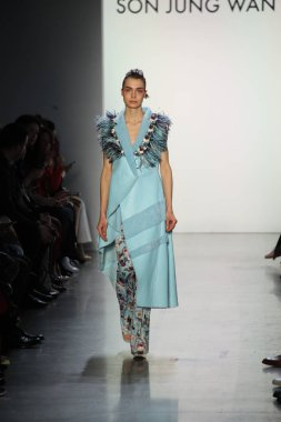 New York, Ny - Şubat 10: Manken pist oğlu Jung Wan için New York moda haftası sırasında yürür: gösterir Galerisi ben New York'ta 10 Şubat 2018 bahar stüdyolarında.