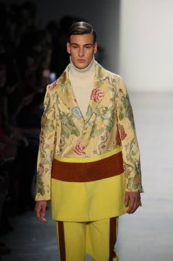 New York, Ny - Şubat 10: Manken pist oğlu Jung Wan için New York moda haftası sırasında yürür: gösterir Galerisi ben New York'ta 10 Şubat 2018 bahar stüdyolarında.