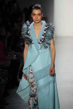 New York, Ny - Şubat 10: Manken pist oğlu Jung Wan için New York moda haftası sırasında yürür: gösterir Galerisi ben New York'ta 10 Şubat 2018 bahar stüdyolarında.