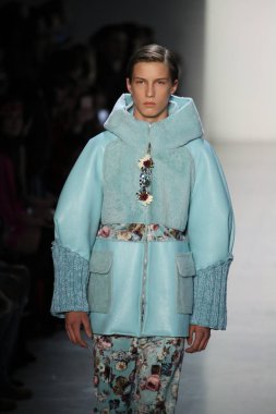 New York, Ny - Şubat 10: Manken pist oğlu Jung Wan için New York moda haftası sırasında yürür: gösterir Galerisi ben New York'ta 10 Şubat 2018 bahar stüdyolarında.