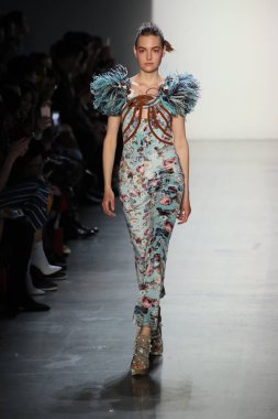 New York, Ny - Şubat 10: Manken pist oğlu Jung Wan için New York moda haftası sırasında yürür: gösterir Galerisi ben New York'ta 10 Şubat 2018 bahar stüdyolarında.