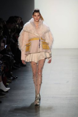 New York, Ny - Şubat 10: Manken pist oğlu Jung Wan için New York moda haftası sırasında yürür: gösterir Galerisi ben New York'ta 10 Şubat 2018 bahar stüdyolarında.