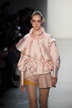 New York, Ny - Şubat 10: Manken pist oğlu Jung Wan için New York moda haftası sırasında yürür: gösterir Galerisi ben New York'ta 10 Şubat 2018 bahar stüdyolarında.