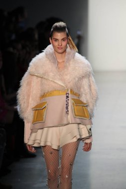 New York, Ny - Şubat 10: Manken pist oğlu Jung Wan için New York moda haftası sırasında yürür: gösterir Galerisi ben New York'ta 10 Şubat 2018 bahar stüdyolarında.