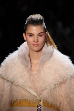 New York, Ny - Şubat 10: Manken pist oğlu Jung Wan için New York moda haftası sırasında yürür: gösterir Galerisi ben New York'ta 10 Şubat 2018 bahar stüdyolarında.