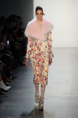 New York, Ny - Şubat 10: Manken pist oğlu Jung Wan için New York moda haftası sırasında yürür: gösterir Galerisi ben New York'ta 10 Şubat 2018 bahar stüdyolarında.