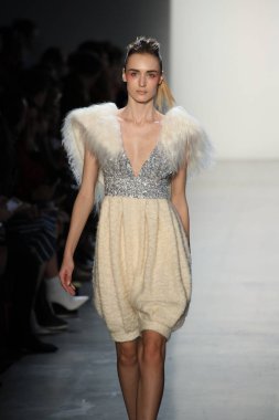 New York, Ny - Şubat 10: Manken pist oğlu Jung Wan için New York moda haftası sırasında yürür: gösterir Galerisi ben New York'ta 10 Şubat 2018 bahar stüdyolarında.