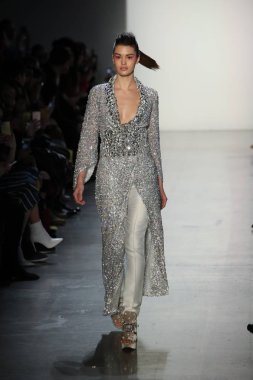 New York, Ny - Şubat 10: Manken pist oğlu Jung Wan için New York moda haftası sırasında yürür: gösterir Galerisi ben New York'ta 10 Şubat 2018 bahar stüdyolarında.