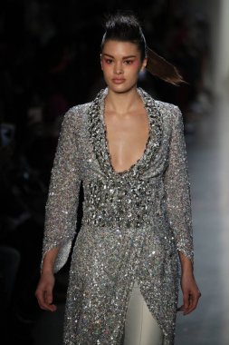 New York, Ny - Şubat 10: Manken pist oğlu Jung Wan için New York moda haftası sırasında yürür: gösterir Galerisi ben New York'ta 10 Şubat 2018 bahar stüdyolarında.