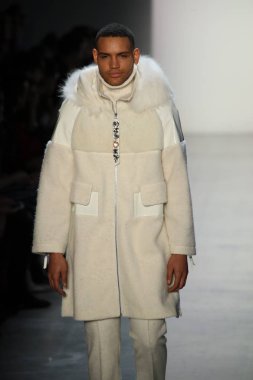 New York, Ny - Şubat 10: Manken pist oğlu Jung Wan için New York moda haftası sırasında yürür: gösterir Galerisi ben New York'ta 10 Şubat 2018 bahar stüdyolarında.