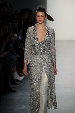 New York, Ny - Şubat 10: Manken pist oğlu Jung Wan için New York moda haftası sırasında yürür: gösterir Galerisi ben New York'ta 10 Şubat 2018 bahar stüdyolarında.