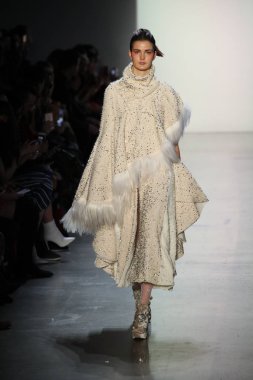 New York, Ny - Şubat 10: Manken pist oğlu Jung Wan için New York moda haftası sırasında yürür: gösterir Galerisi ben New York'ta 10 Şubat 2018 bahar stüdyolarında.