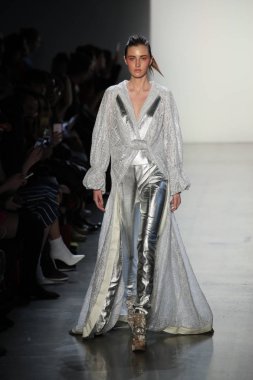 New York, Ny - Şubat 10: Manken pist oğlu Jung Wan için New York moda haftası sırasında yürür: gösterir Galerisi ben New York'ta 10 Şubat 2018 bahar stüdyolarında.