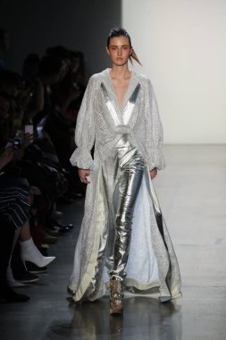 New York, Ny - Şubat 10: Manken pist oğlu Jung Wan için New York moda haftası sırasında yürür: gösterir Galerisi ben New York'ta 10 Şubat 2018 bahar stüdyolarında.