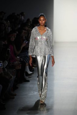 New York, Ny - Şubat 10: Manken pist oğlu Jung Wan için New York moda haftası sırasında yürür: gösterir Galerisi ben New York'ta 10 Şubat 2018 bahar stüdyolarında.