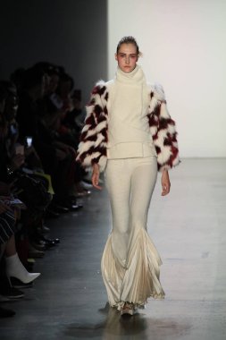 New York, Ny - Şubat 10: Manken pist oğlu Jung Wan için New York moda haftası sırasında yürür: gösterir Galerisi ben New York'ta 10 Şubat 2018 bahar stüdyolarında.