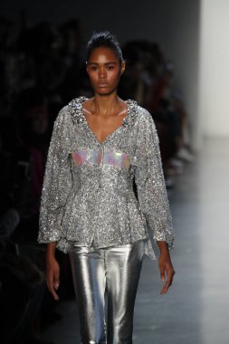 New York, Ny - Şubat 10: Manken pist oğlu Jung Wan için New York moda haftası sırasında yürür: gösterir Galerisi ben New York'ta 10 Şubat 2018 bahar stüdyolarında.