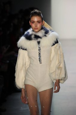 New York, Ny - Şubat 10: Manken pist oğlu Jung Wan için New York moda haftası sırasında yürür: gösterir Galerisi ben New York'ta 10 Şubat 2018 bahar stüdyolarında.