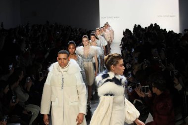 New York, Ny - Şubat 10: Modelleri yürüyüş pist final için oğlu Jung Wan New York moda haftası sırasında: gösterir Galerisi ben New York'ta 10 Şubat 2018 bahar stüdyolarında.
