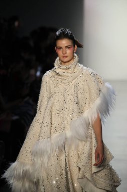 New York, Ny - Şubat 10: Manken pist oğlu Jung Wan için New York moda haftası sırasında yürür: gösterir Galerisi ben New York'ta 10 Şubat 2018 bahar stüdyolarında.