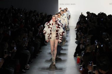 New York, Ny - Şubat 10: Modelleri yürüyüş pist final için oğlu Jung Wan New York moda haftası sırasında: gösterir Galerisi ben New York'ta 10 Şubat 2018 bahar stüdyolarında.