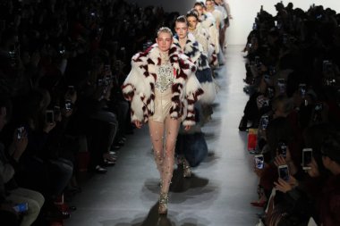 New York, Ny - Şubat 10: Modelleri yürüyüş pist final için oğlu Jung Wan New York moda haftası sırasında: gösterir Galerisi ben New York'ta 10 Şubat 2018 bahar stüdyolarında.