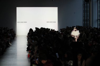 New York, Ny - Şubat 10: Manken pist oğlu Jung Wan için New York moda haftası sırasında yürür: gösterir Galerisi ben New York'ta 10 Şubat 2018 bahar stüdyolarında.