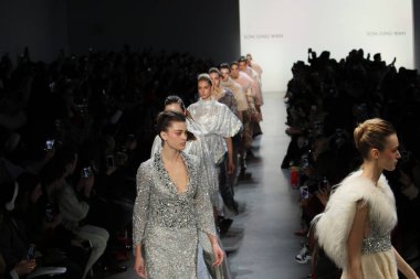 New York, Ny - Şubat 10: Modelleri yürüyüş pist final için oğlu Jung Wan New York moda haftası sırasında: gösterir Galerisi ben New York'ta 10 Şubat 2018 bahar stüdyolarında.