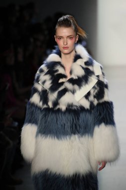 New York, Ny - Şubat 10: Manken pist oğlu Jung Wan için New York moda haftası sırasında yürür: gösterir Galerisi ben New York'ta 10 Şubat 2018 bahar stüdyolarında.