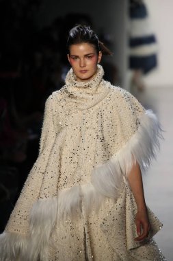 New York, Ny - Şubat 10: Manken pist oğlu Jung Wan için New York moda haftası sırasında yürür: gösterir Galerisi ben New York'ta 10 Şubat 2018 bahar stüdyolarında.