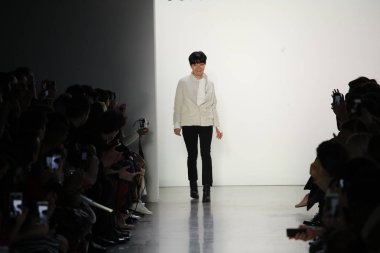 New York, Ny - Şubat 10: Tasarımcı yürür pist oğlu Jung Wan için New York moda haftası sırasında: gösterir Galerisi ben New York'ta 10 Şubat 2018 bahar stüdyolarında.