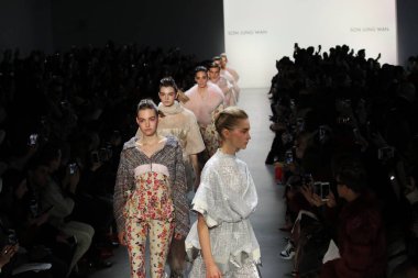 New York, Ny - Şubat 10: Modelleri yürüyüş pist final için oğlu Jung Wan New York moda haftası sırasında: gösterir Galerisi ben New York'ta 10 Şubat 2018 bahar stüdyolarında.