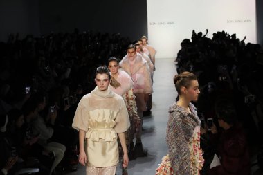 New York, Ny - Şubat 10: Modelleri yürüyüş pist final için oğlu Jung Wan New York moda haftası sırasında: gösterir Galerisi ben New York'ta 10 Şubat 2018 bahar stüdyolarında.