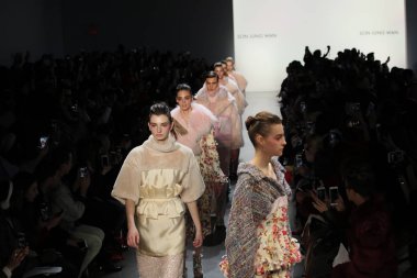 New York, Ny - Şubat 10: Modelleri yürüyüş pist final için oğlu Jung Wan New York moda haftası sırasında: gösterir Galerisi ben New York'ta 10 Şubat 2018 bahar stüdyolarında.